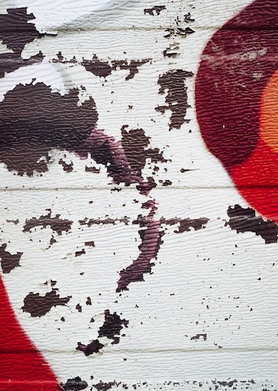 Peindre sur du papier peint : voici l'essentiel à savoir