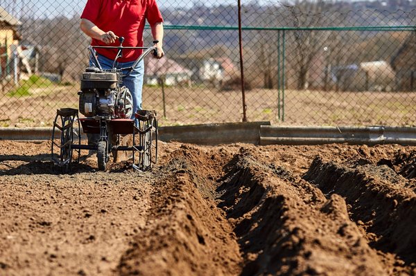 Quelles sont les différences entre une motobineuse et un motoculteur ?