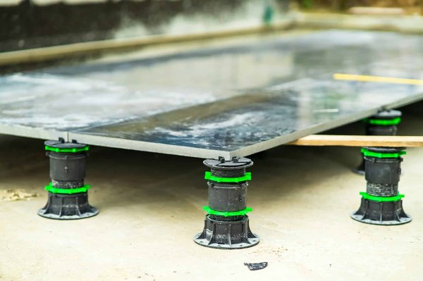 Comment calculer le nombre de plots pour votre terrasse en bois ou dalles ?