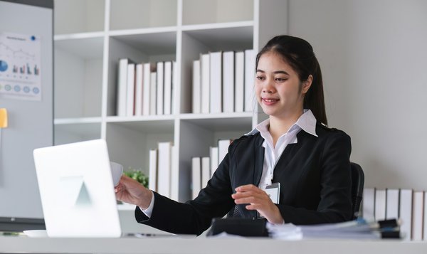 Colonne 4 cases : un essentiel de rangement à intégrer dans votre espace de travail